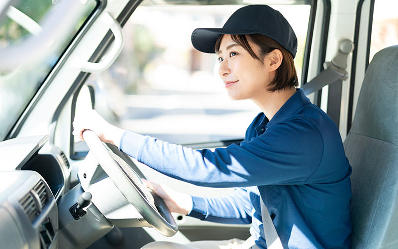 車を運転する女性